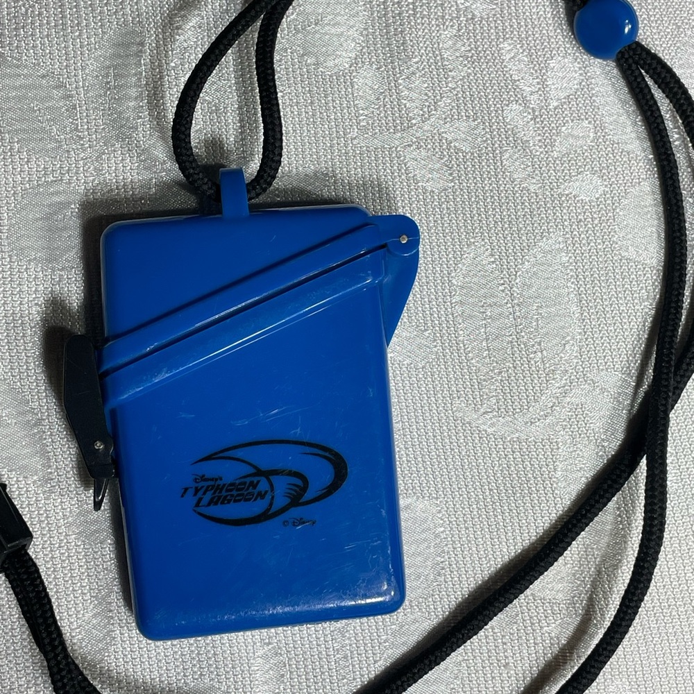 Disney water parks Typhoon Lagoon Waterproof Money Card Case WITZ